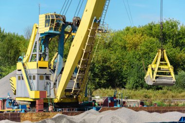 Küçük bir rıhtımüzerinde kum ve moloz ile mavna yükleme. Yük taşımacılığı lojistiği. Rusya, Moskova bölgesi, Ağustos 2108.
