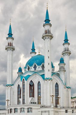Kazan Kremlin 'deki Kul Şerif camii. Mavi kubbeli güzel beyaz cami. Rusya 'nın tarihi, kültürel, dini ve turistik cazibesi.