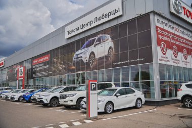 Rusya, Moskova Temmuz 2019. Test sürücü otomobil Toyota Bayilik önünde.