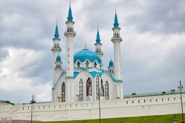 Kazan Kremlin 'deki Kul Şerif camii. Mavi kubbeli güzel beyaz cami. Rusya 'nın tarihi, kültürel, dini ve turistik cazibesi.