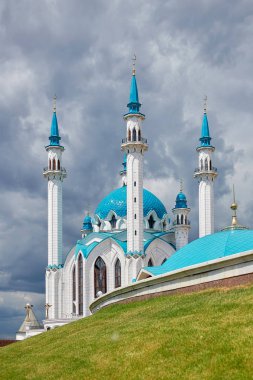 Kazan Kremlin 'deki Kul Şerif camii. Mavi kubbeli güzel beyaz cami. Rusya 'nın tarihi, kültürel, dini ve turistik cazibesi.