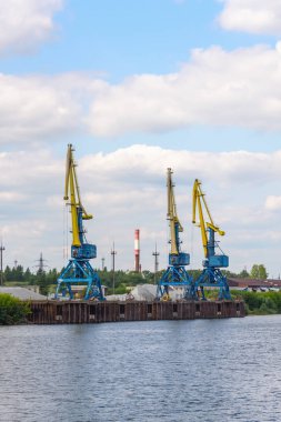 Rusya, Moskova Ağustos 2018: mavna ezilmiş taş bağlantı noktası vinçler Port ile boşaltma.