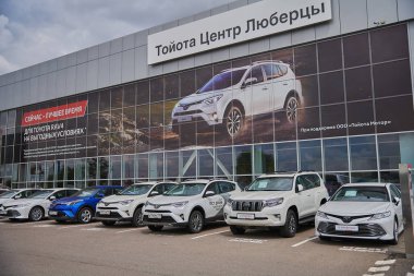 Rusya, Moskova Temmuz 2019. Test sürücü otomobil Toyota Bayilik önünde.