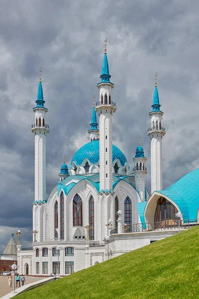 Kazan Kremlin 'deki Kul Şerif camii. Mavi kubbeli güzel beyaz cami. Rusya 'nın tarihi, kültürel, dini ve turistik cazibesi.