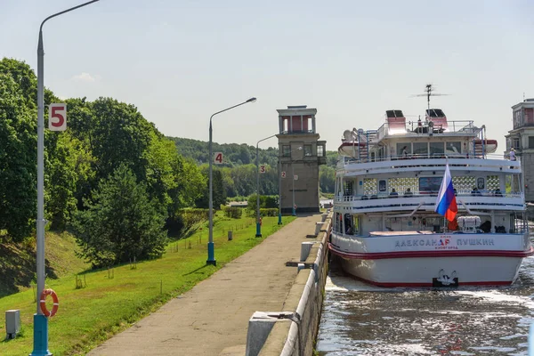 Rusya, Moskova bölgesi, Ağustos 2108. Moskova Kanalı'ndaki Nehir Geçidi'ne yolcu yolcu gemisi. Seyir gemileri için su tesisleri.