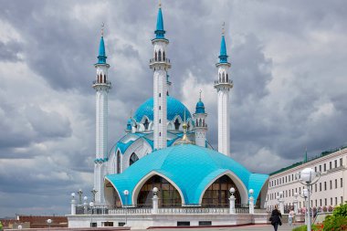 Rusya, Kazan Haziran 2019. Kazan Kremlin 'deki Kul Şerif camii. Mavi kubbeli güzel beyaz cami. Rusya 'nın tarihi, kültürel, dini ve turistik cazibesi.