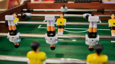 Masa futbolu, sarı ve beyaz oyuncuların yakın çekimler ile langırt.