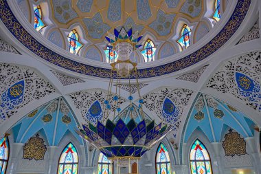 Rusya, Kazan Haziran 2019. Kazan Kremlin'deki Kul Şerif Camii'nin içi. Güzel mozaik ve vitray.