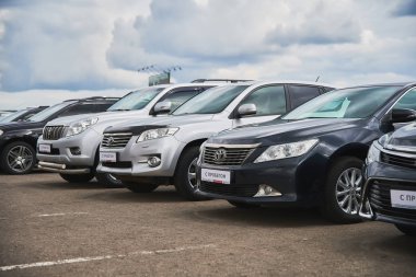 Rusya, Moskova Temmuz 2019. Satılık ikinci el arabalar araba bayilik yakınındaki asfalt üzerinde sergilenmektedir.