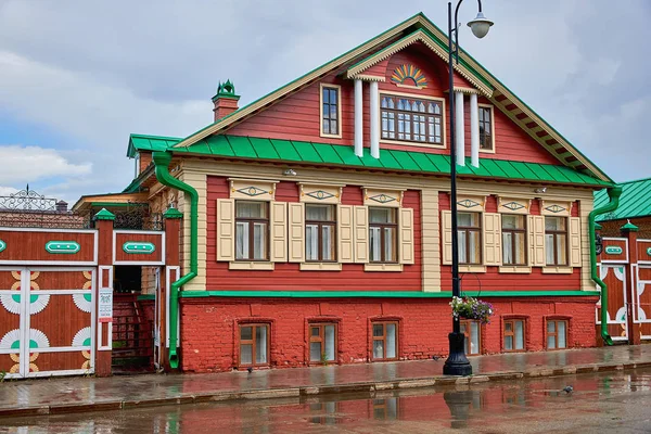 Ryssland Kazan Juni 2019 Gamla Trä Flerfärgade Hus Området Tatarskaya — Stockfoto