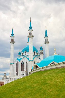Kazan Kremlin 'deki Kul Şerif camii. Mavi kubbeli güzel beyaz cami. Rusya 'nın tarihi, kültürel, dini ve turistik cazibesi.