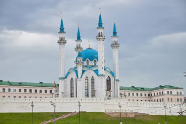 Kazan Kremlin 'deki Kul Şerif camii. Mavi kubbeli güzel beyaz cami. Rusya 'nın tarihi, kültürel, dini ve turistik cazibesi.
