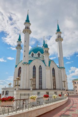 Kazan Kremlin 'deki Kul Şerif camii. Mavi kubbeli güzel beyaz cami. Rusya 'nın tarihi, kültürel, dini ve turistik cazibesi.