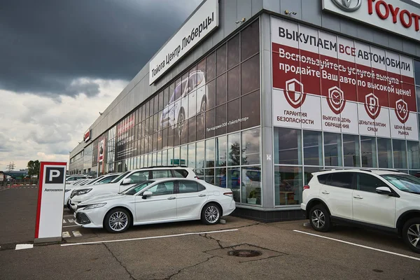 Rusia Moscú Julio 2019 Los Coches Prueba Están Delante Concesionaria — Foto de Stock