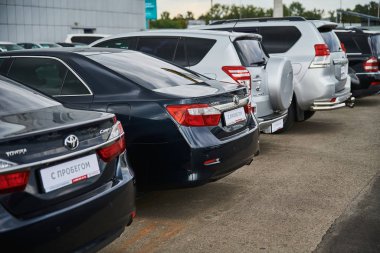 Rusya, Moskova Temmuz 2019. Satılık ikinci el arabalar araba bayilik yakınındaki asfalt üzerinde sergilenmektedir.