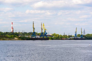 Rusya, Moskova Ağustos 2018: mavna ezilmiş taş bağlantı noktası vinçler Port ile boşaltma.