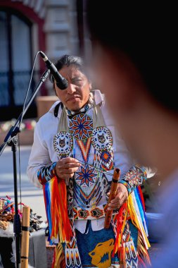 Rusya, Kazan Haziran 2019. Yerli Amerikan geleneksel Hint müzisyen ulusal kostüm sokakta performans.