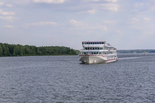 Rusya, Moskova Ağustos 2018: küçük nehir Turizm teknede sonra Moskova adlı nehir kanalı.