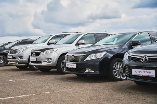 Rusya, Moskova Temmuz 2019. Satılık ikinci el arabalar araba bayilik yakınındaki asfalt üzerinde sergilenmektedir.