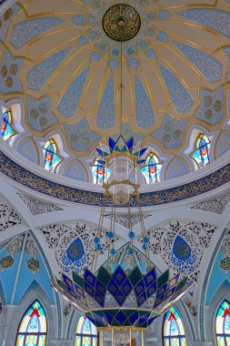Rusya, Kazan Haziran 2019. Kazan Kremlin'deki Kul Şerif Camii'nin içi. Güzel mozaik ve vitray.