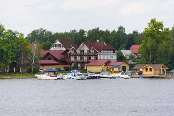 川のほとりとボート用の桟橋に建てられています 夏と休息 ロシア モスクワ地域 2108年8月 — ストック写真