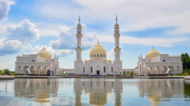 Bulgars 'taki güzel beyaz cami. Tataristan Cumhuriyeti, Rusya. İslam, din ve mimari.