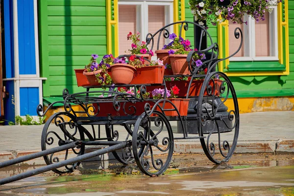 Metalowy Wózek Dekoracyjny Kwiatami Dekoracja Uliczna Wagon Kwiatami — Zdjęcie stockowe