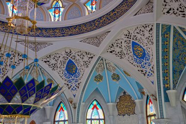 Rusya, Kazan Haziran 2019. Kazan Kremlin'deki Kul Şerif Camii'nin içi. Güzel mozaik ve vitray.