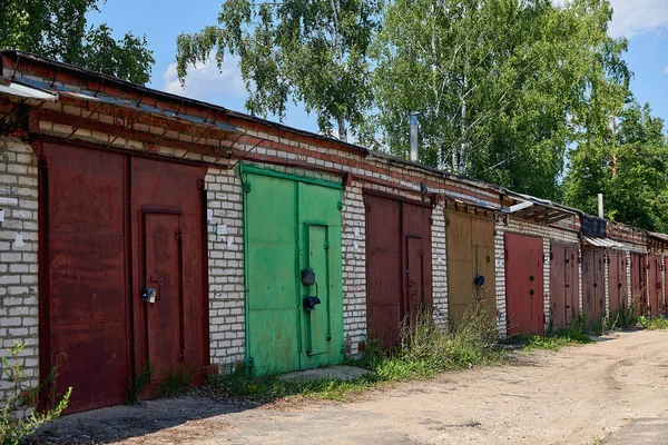 Viejos Garajes Ladrillo Con Puertas Metal Cooperativa Garaje Para Almacenamiento — Foto de Stock