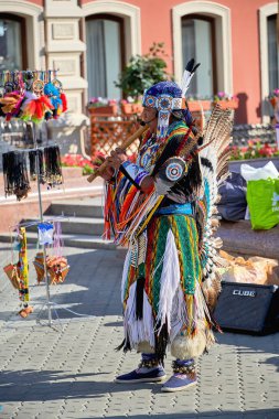 Rusya, Kazan Haziran 2019. Yerli Amerikan geleneksel Hint müzisyen ulusal kostüm sokakta performans.