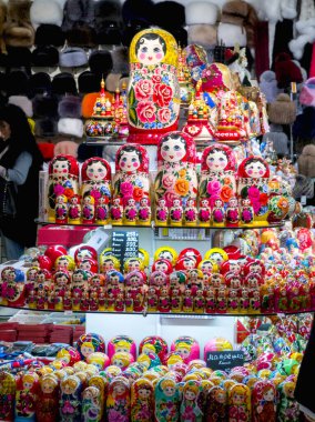 Bir hediyelik eşya dükkanının vitrininde Rus ulusal hatırası..