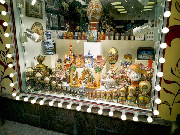 ギフトショップの窓にはロシアの国家ネスティング人形やその他のお土産 — ストック写真