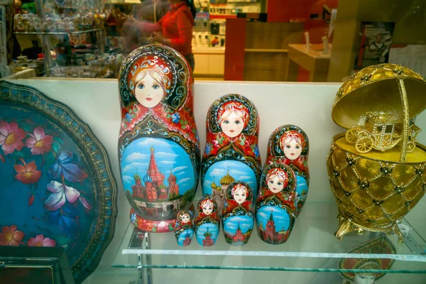 Rosyjska Pamiątka Narodowa Matryoshka Oknie Sklepu Pamiątkami — Zdjęcie stockowe