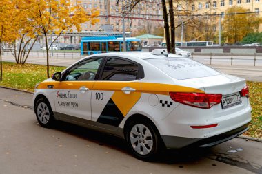 Rusya, Moskova, Ekim 2019. Sonbahar şehrinde bir taksi. Editör fotoğrafı.