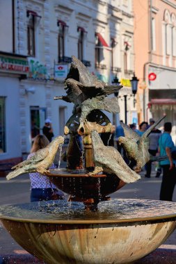 Rusya, Kazan Haziran 2019. Küçük bir dekoratif metal çeşme. İçme güvercin resmi var..