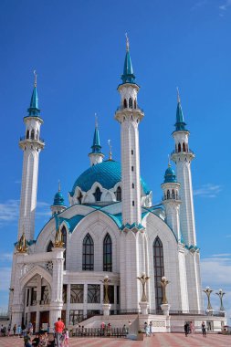 Rusya, Kazan Haziran 2019. Kazan Kremlin 'deki Kul Şerif camii. Mavi kubbeli güzel beyaz cami. Rusya 'nın tarihi, kültürel, dini ve turistik cazibesi.