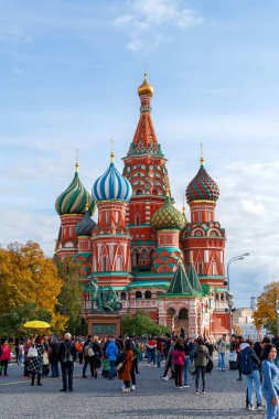 Rusya, Moskova, Ekim 2019. St. Manzarası Moskova 'daki Kızıl Meydan' daki Basil Katedrali. Turistler Kızıl Meydan 'da yürüyor.
