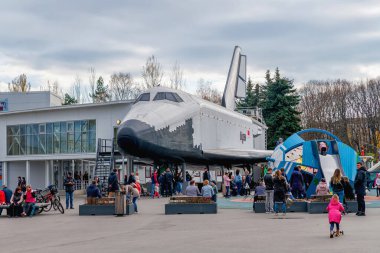 Rusya, Moskova, Ekim 2019. Uzay mekiği Buran, Vdnkh 'da. Popüler bir turizm merkezi..
