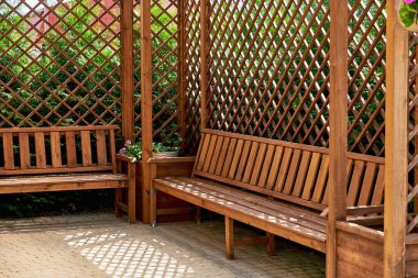 Açılmış ahşap bir balkonun içi. Yazın rahat ahşap çardak.