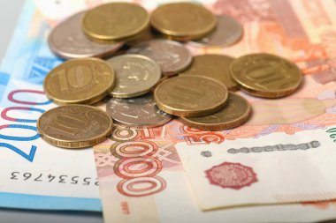 Nakit paralar ve madeni paralar. Rus para banknotlarının geçmişi. Kağıt ruble ve sikkeler arka plan.