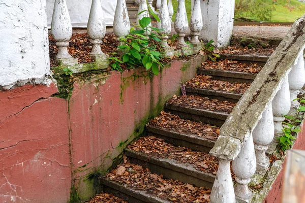 Uma Velha Escadaria Pedra Com Colunas Brancas Uma Escadaria Velha — Fotografia de Stock