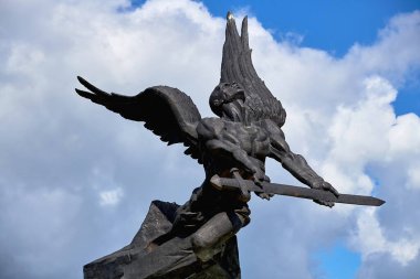 Beyaz Rusya, Smorgon, Ağustos 2019. Birinci Dünya Savaşı 'nda ölenlerin anısına bir kılıçla bir melek anıtı..