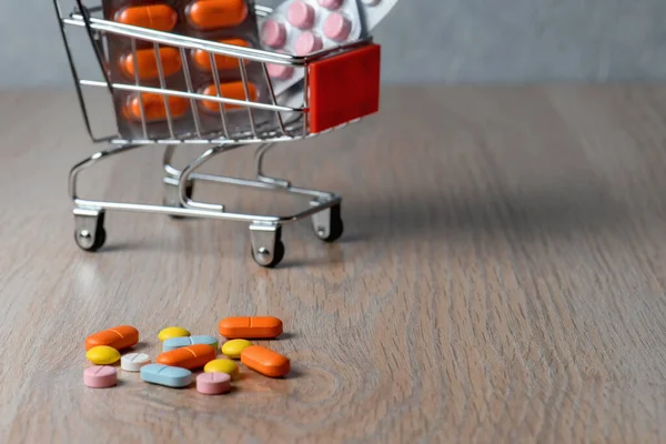 Alışveriş Arabasında Tıbbi Tablet Paketleri Var Laç Tabletleri Satın Almak — Stok fotoğraf