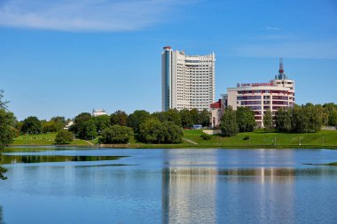 Beyaz Rusya, Minsk, Ağustos 2019. Svisloch nehrinin kıyısındaki Belarus Oteli. Kentsel su manzarası.