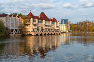 Rusya, Moskova, Ekim 2020. Göldeki Fransız malikanesinin modern bir kopyası..