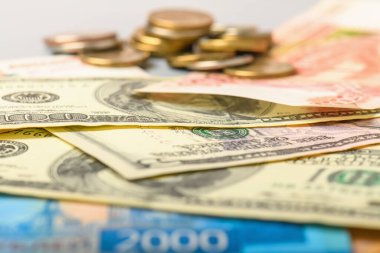 Nakit paralar ve madeni paralar. Amerikan ve Rus para banknotlarının ve sikkelerin geçmişi. Dolar ve ruble arkaplanı.