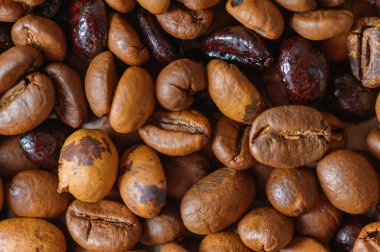 Kahve çekirdeği dokusu yüksek kalitede. Kavrulmuş kahve çekirdeği. Farklı türde kavrulmuş kahve çekirdekleri karışımı..