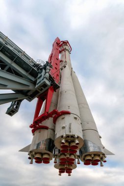 Rusya, Moskova, Ekim 2019 Gagarin 'in Vdnh' de uçtuğu Vostok uzay roketi. Popüler bir turizm merkezi..