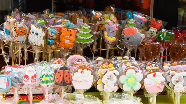 Verschiedene Bunte Zuckerstangen Karamellisieren Stock Lutscher Stiel Süßigkeiten Schaufenster Stockbild