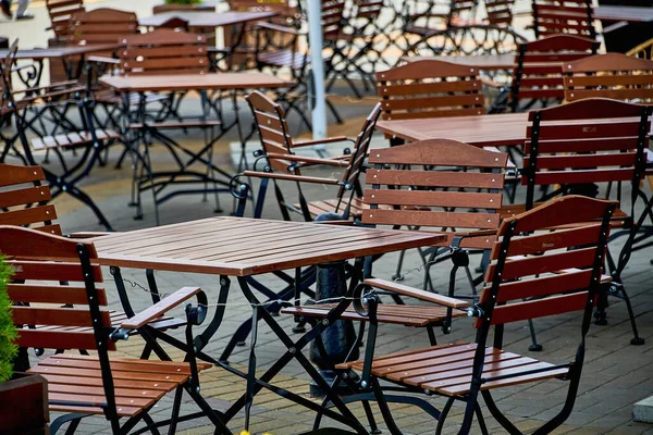 Prázdné Židle Stoly Venkovní Kavárně Nebo Restauraci Letní Den — Stock fotografie